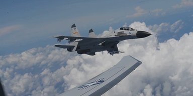 Літаки Китаю випускали ракети за 5 метрів від винищувачів США: Пентагон розсекретив записи (відео)