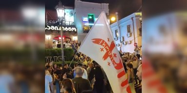 "Геть гнилу імперію Росії": у Грузії спалахнули протести через скандал з росіянками на весіллі місцевих (відео)