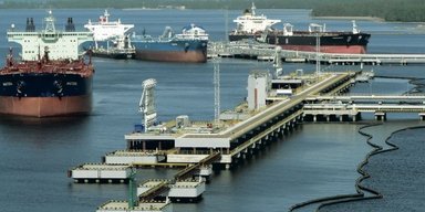 Дроны атаковали крупнейший нефтеналивной порт "Приморск" РФ в Ленинградский области (видео)