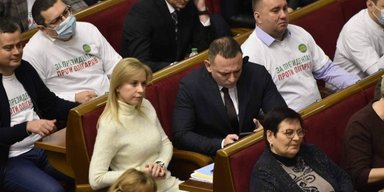 Під час виступу Зеленського футболки "Проти олігархів" не одягли близько 30 "слуг", — джерело