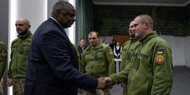 "Невероятно поражены вашей отвагой": министр обороны США встретился с бойцами ВСУ (фото)