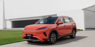 BYD показал мощный электрифицированный кроссовер за $14 000 с богатой комплектацией (фото)