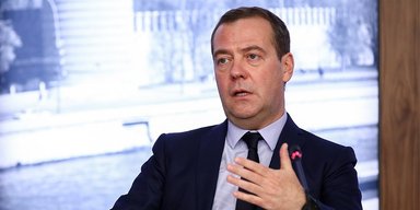 "Хорошо встречают": Медведев призвал россиян отдыхать в Африке, а не в Европе (видео)