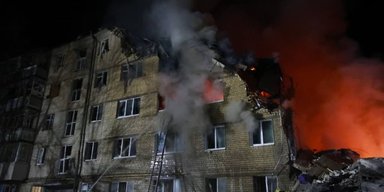 Разбомбленный подъезд, из-под завалов достают тела людей: последствия удара РФ по Харькову (видео)