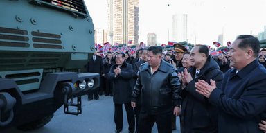 Военный парад в КНДР: Ким Чен Ын лично управлял ядерной РСЗО (видео)