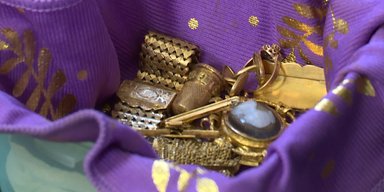 Строители нашли под стеной тайник с золотыми сокровищами (фото)