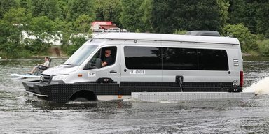 Маршрутка-амфібія: Mercedes Sprinter отримав оригінальну плаваючу версію (фото)