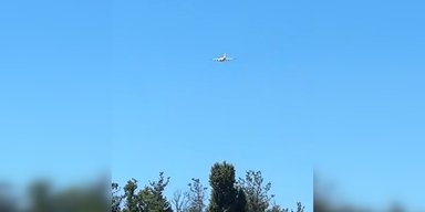 Впервые с начала войны: в небе над Киевом увидели самолет (видео)