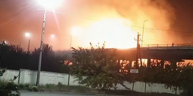 Трое погибших, начался пожар: в Луганской области взорвалась нефтебаза оккупантов (видео)