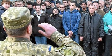 Мобилизация в Украине: ТЦК поручают полиции доставить десятки тысяч мужчин в военкоматы