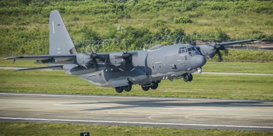 Летающая батарея в действии: AC-130J ВВС США потопил большой десантный корабль (видео)