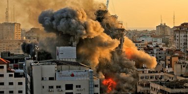 Целились в боевиков ХАМАС: Армия обороны Израиля разрушила две многоэтажки в Секторе Газа (видео)