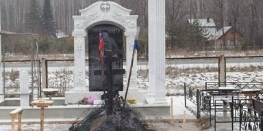 Спалили вінки та порізали прапори: в Росії розгромили могили учасників війни (фото)