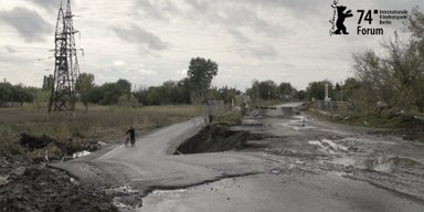 Звонки российских военных родным: на Берлинале показали фильм Оксаны Карпович "Мирные люди"