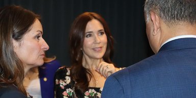 Кронпринцеса Мері показала, з чим поєднувати сукню з квітковим принтом (фото)