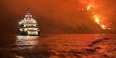 Выгорел единственный лес на острове: в Греции арестовали туристов, которые запустили салют с яхты