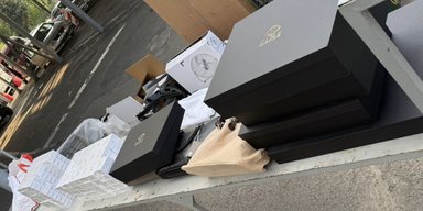 Жінка під виглядом ковбаси намагалася ввезти до України техніку Apple та люксові сумки (фото)