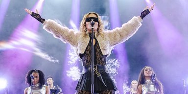 Ріта Ора в напівпрозорому комбінезоні виступила на фестивалі Stars In Town