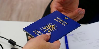 Если военные документы недействительны: украинцы за рубежом могут не получить паспорта