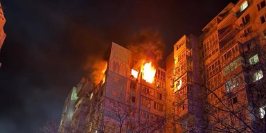 РФ ударила по Одессе дронами: две жилые многоэтажки повреждены и горят (видео)