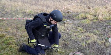 "Очистити Україну від мінного сміття": Кабмін дозволив ДСНС надавати платні послуги