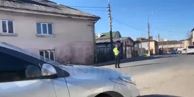 Промчав за спиною: поліція оштрафувала водія, який зігнорував хвилину мовчання (відео)