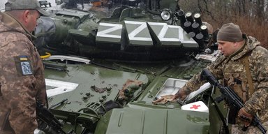 Двигатели, ПВО и танки: как и откуда Россия возвращает проданное оружие из-за потерь в Украине