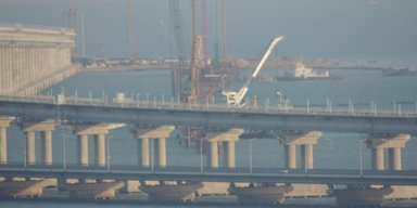 Вдоль Крымского моста устанавливают мощные сваи для защиты от дронов, — СМИ (фото)