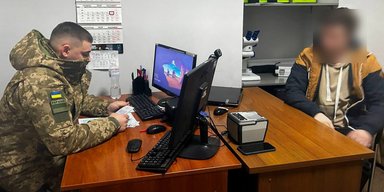 Сменил пол, чтобы уехать: пограничники поймали "трансгендерного" мужчину (фото)
