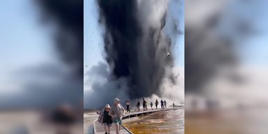 Мощный гидротермальный взрыв: гейзер в Йеллоустоуне чуть не убил любопытных туристов (видео)