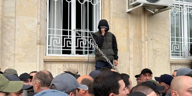 Протести в Абхазії: мітингувальники зайшли в парламент і вимагають відставки президента