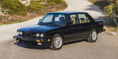 Старую 38-летнюю "пятерку" BMW продали по цене нового Bentley Bentayga (фото)