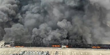 Пожар размером с город: в Китае загорелся паркинг завода BYD (видео)