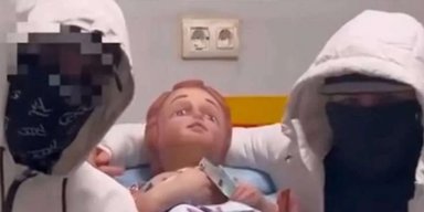 "Сегодня он спит с нами": двое парней похитили младенца Иисуса и требовали выкуп в TikTok