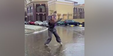 Одесситка на коньках устроила танцы на обледеневшей дороге (видео)