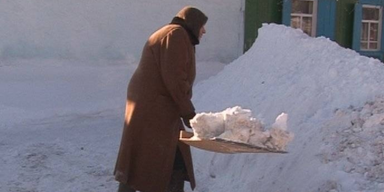 Загнала лопатой в угол: пенсионерка выбила из своего дома голого мужчину