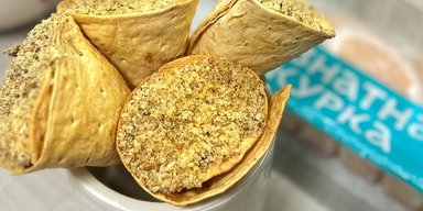 Меню на праздники: рецепт сытной закуски с курицей и грибами