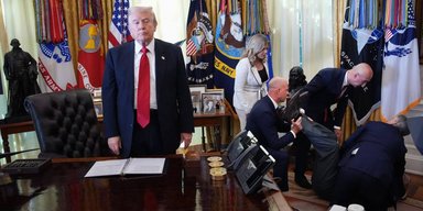 Топ-менеджер компании-производителя Ozempic упал в обморок на встрече с Трампом (видео)