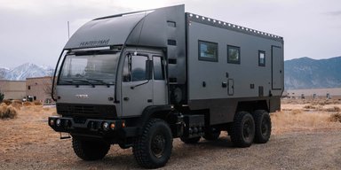 Військову вантажівку перетворили на екстремальний автодім для найсуворіших умов (фото)