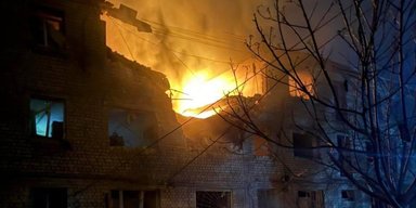 ЗС РФ масовано атакували Запоріжжя: люди опинилися під завалами, є загиблий та поранені (фото, відео)