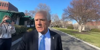 "Прекрати нести чушь!": советник Трампа наорал на репортера, когда тот спросил о пошлинах (видео)