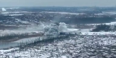 Міст упав: FPV-дрон знищив російську бронемашину з БК на Донеччині (відео)