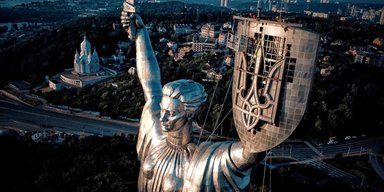Герб монумента "Батьківщина-мати" в Києві вже руйнує корозія, — ЗМІ