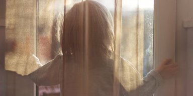Дочь пожаловалась, что кто-то наблюдает за окном ванной: отец в шоке от того, что увидел