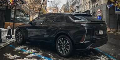 В Україну привезли перший електромобіль Cadillac (фото)