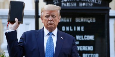 "Євангеліє від Дональда": Трамп продає Біблію за $60, але не згадав жодної цитати (відео)