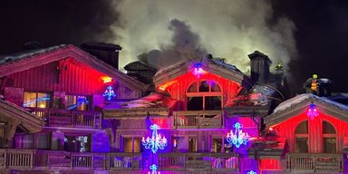 В Альпах сгорел один из самых дорогих отелей Куршевеля (видео)