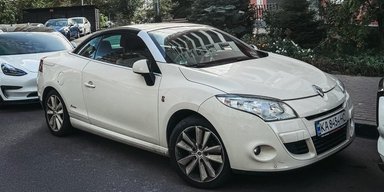 У Києві помітили дуже рідкісний розкішний Renault Megane (фото)