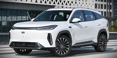 Богатое оснащение и расход 3,3 л/100 км: Geely показала доступный семейный кроссовер (фото)