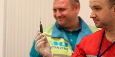 Анализы – так анализы. Как Порошенко и Зеленский сдавали кровь в прямом эфире